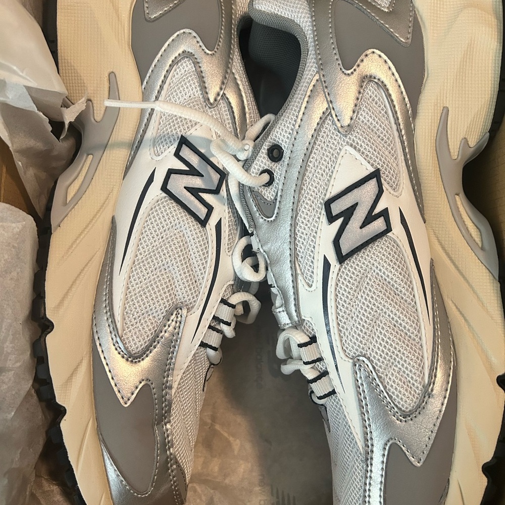 New Balance Silver Sneakers with Gray Mesh and Iconic Logo